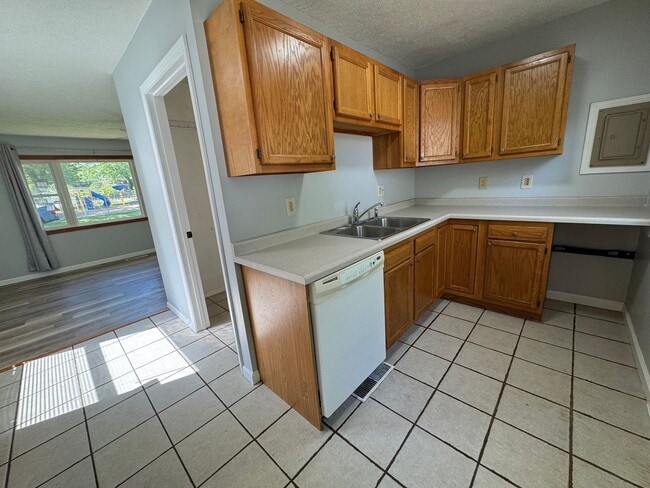 Building Photo - Take Me Home, Country Roads: Cozy 3 Bed, 1...