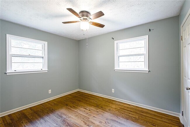 Building Photo - 4979 Paris Ave