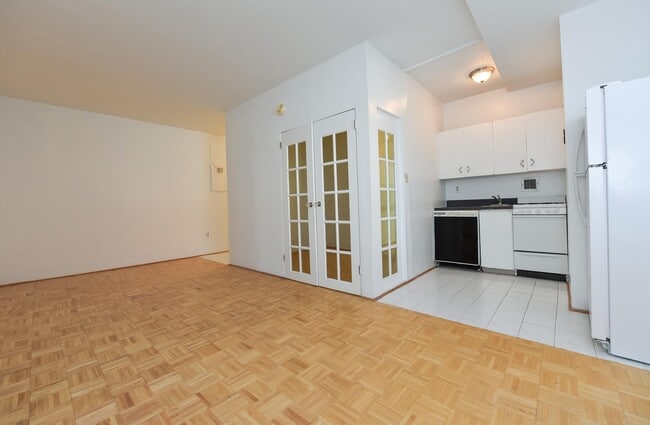 Building Photo - Spacious & Bright Junior 1 Bedroom at River Place East