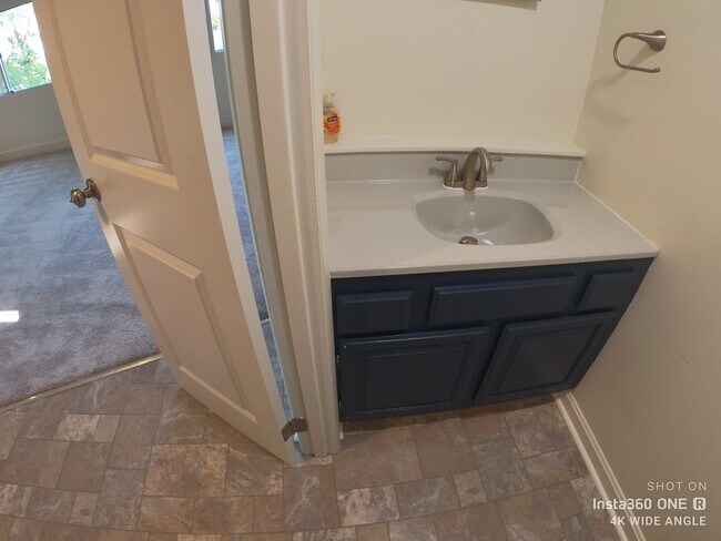 1/2 bath - 3137 Josephine St
