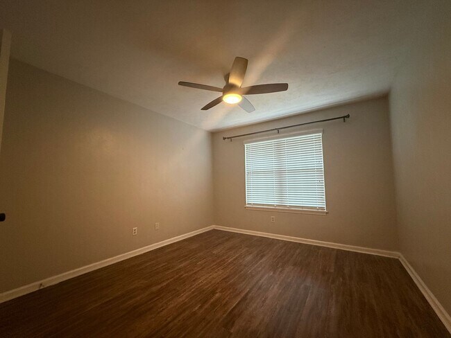 Building Photo - Brewster Estates unit avail NOW!!!