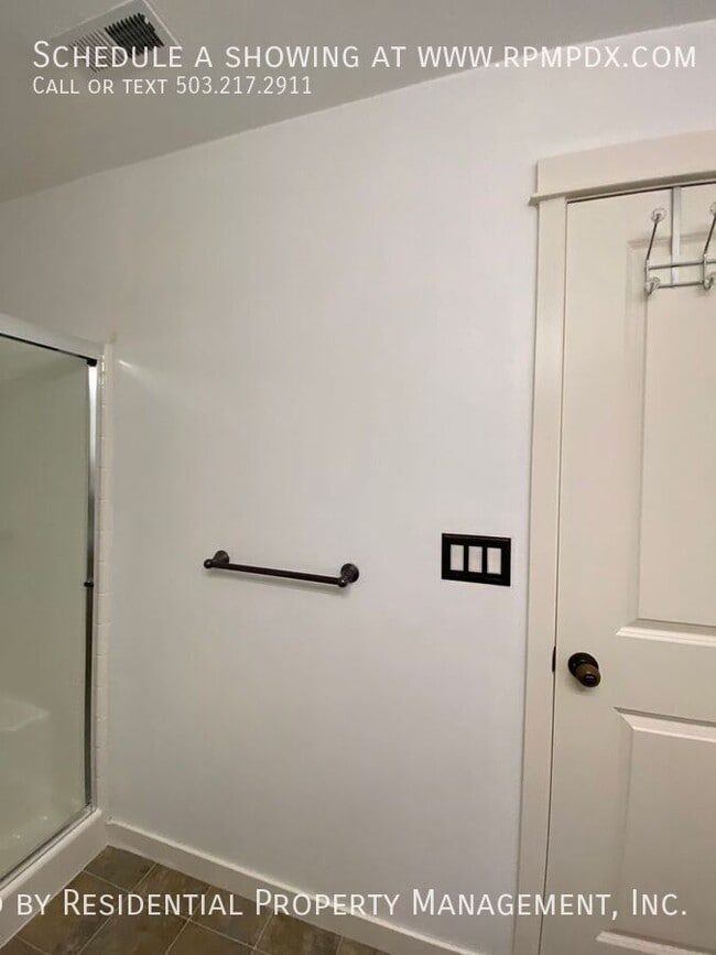 Building Photo - 2518 NW 1st Dr