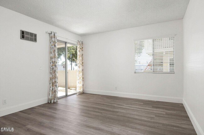 Building Photo - 255 S Ventura Rd
