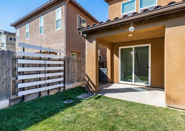 Building Photo - Charming Riverstone Home with Spacious Kitchen Island & Private Backyard