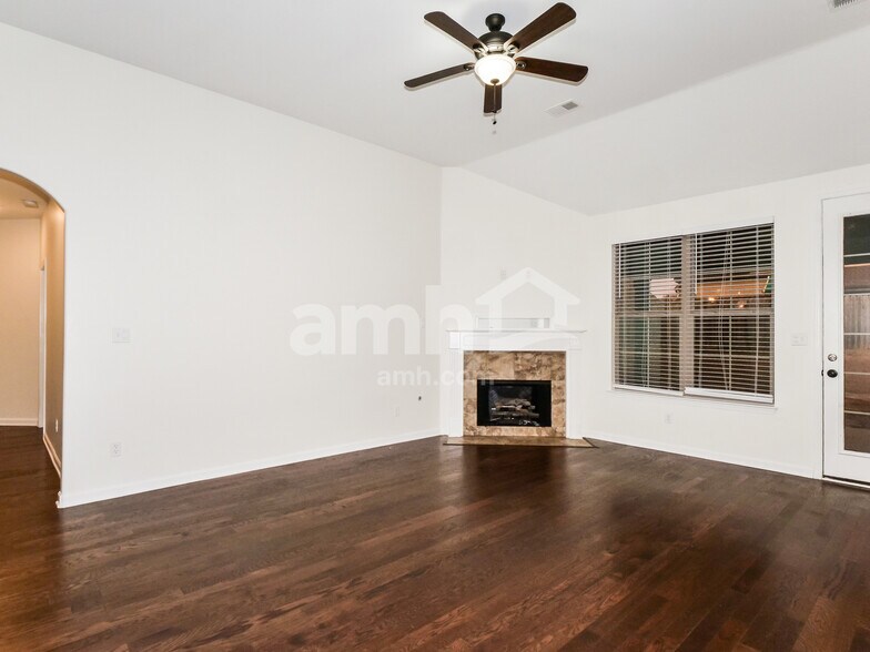 Building Photo - 45 Donna Lyn Dr