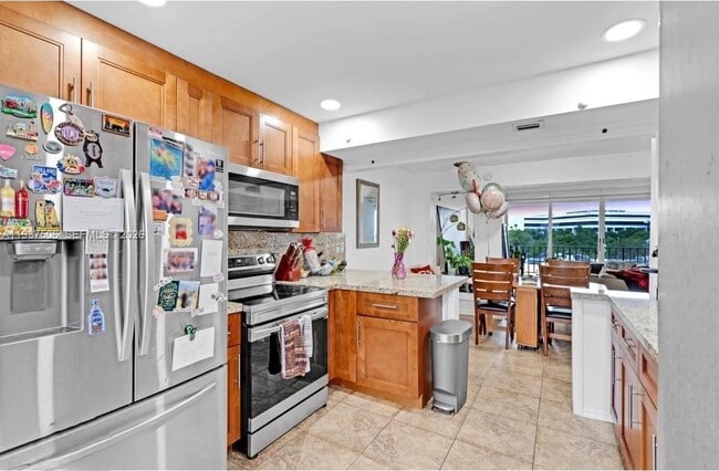 Building Photo - 9240 Fontainebleau Blvd