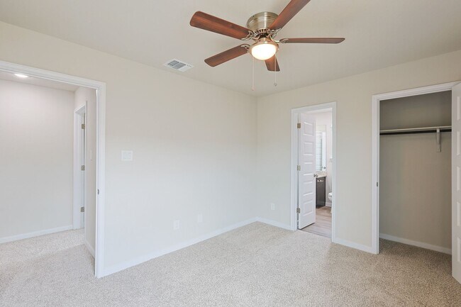 Building Photo - Modern Townhouse in New Braunfels