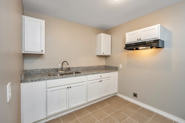 Building Photo - Move in Before the Holidays! Cozy Childers...