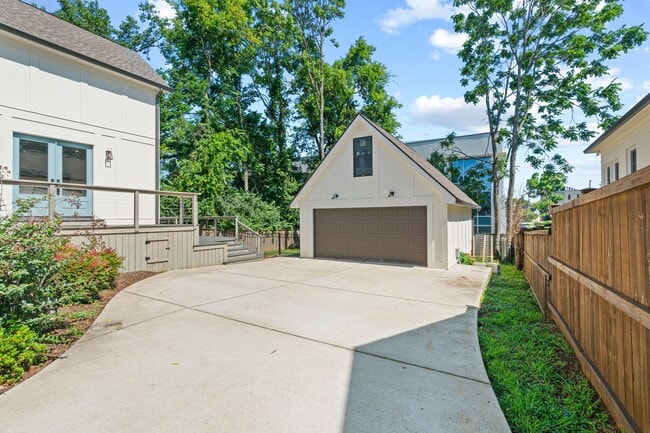 Building Photo - 2016 Sweetbriar Ave