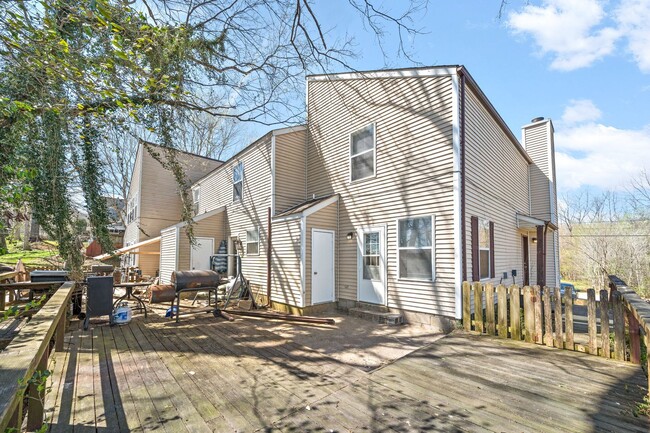 Building Photo - 923 Kingsbury Dr