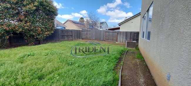 Building Photo - 4 bedroom, 3 bath house with approx. 2,183 sq. ft.