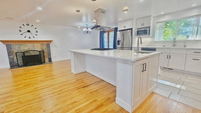 Building Photo - Spacious 4 Bed 3 Bath Home in Sought After...
