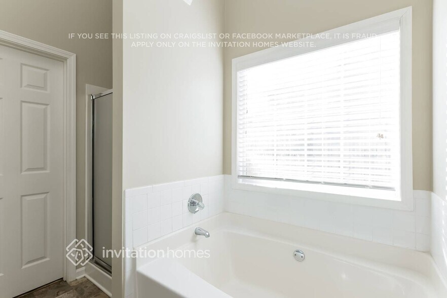 Building Photo - 2825 Maple Vista Ln SW