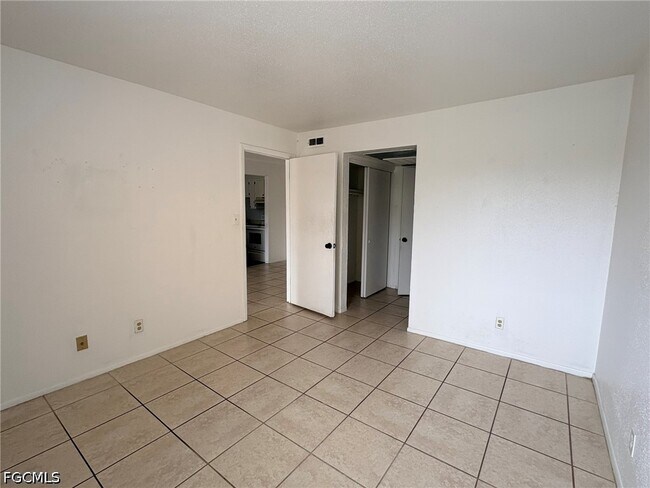 Building Photo - 2855 Winkler Ave