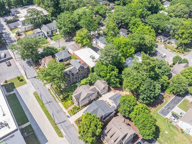Building Photo - Stunning 4-bedroom, 3.5-bathroom home loca...