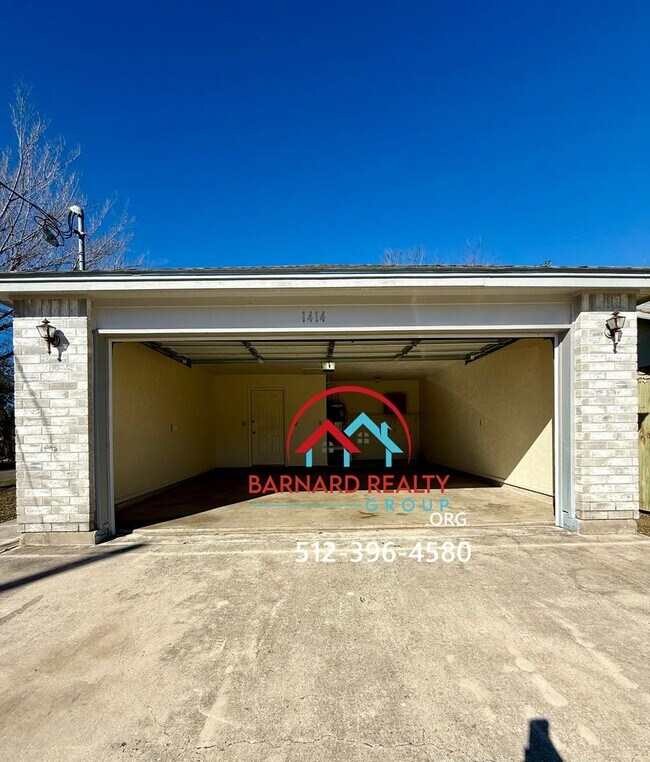 Building Photo - Available Now: 3 Bedroom, 2 Bath Stand Alone Home