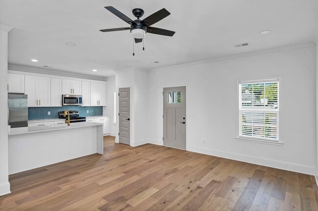 Building Photo - Pre-Leasing for the 26-27 School Year! - N...