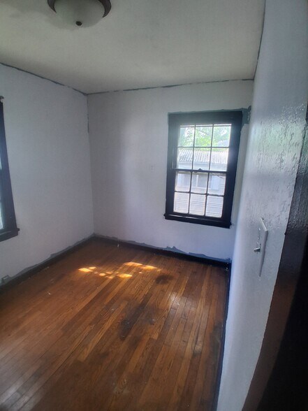 Building Photo - 11 B Ln