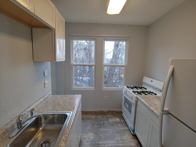 Kitchen - 1467 Dormont Ave