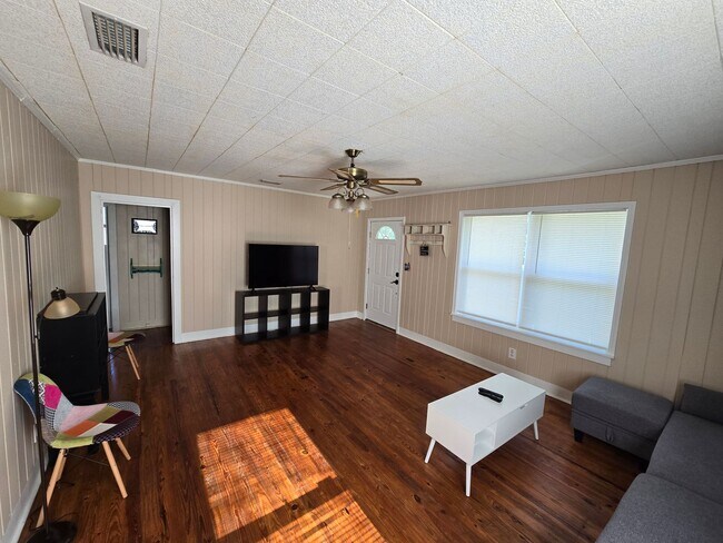 Building Photo - Midtown Charmer- Price reduced.  Call to see house today!!