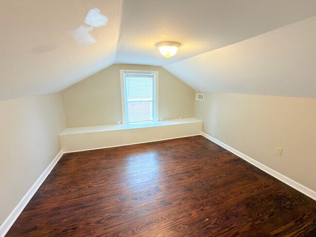 Building Photo - Charming Memphis Home with Spacious Yard – Move-In Special!