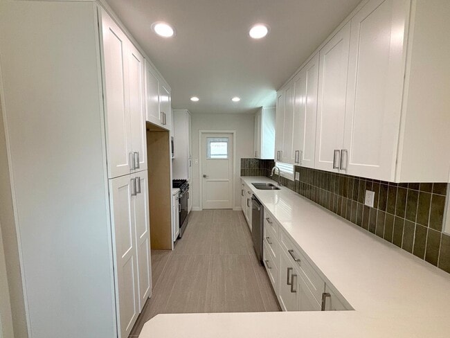 Building Photo - Beautifully Remodeled 3 Bedroom Home in Ci...