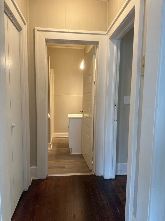 Building Photo - Charming 2-bedroom, 1-bathroom home