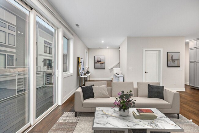 Building Photo - Two Bedroom Condo on Lookout Hill in Grand Rapids!