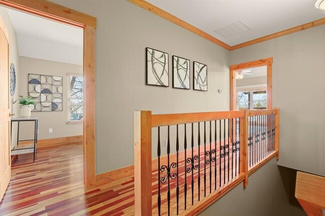 Building Photo - 912 E 51st St