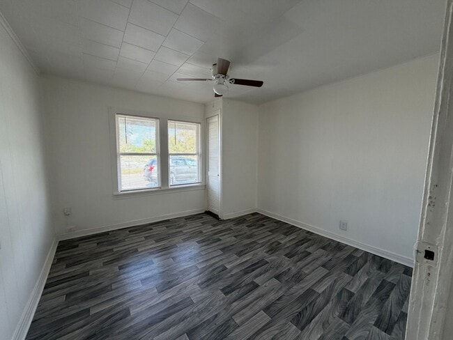 Building Photo - Spacious yard-3/2 available now!