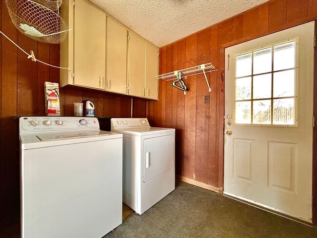 Building Photo - Warm & Inviting 3 Bed, 2 Bath Home with 2-Car Garage & Fireplace