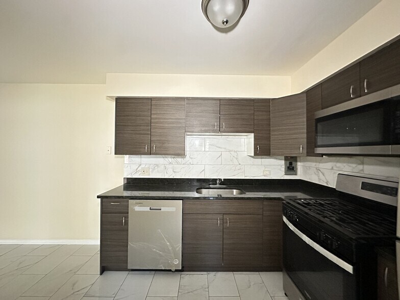 Building Photo - 622 Lincoln Ave