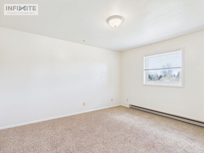 Building Photo - 3 Bedroom off East Valley Center!