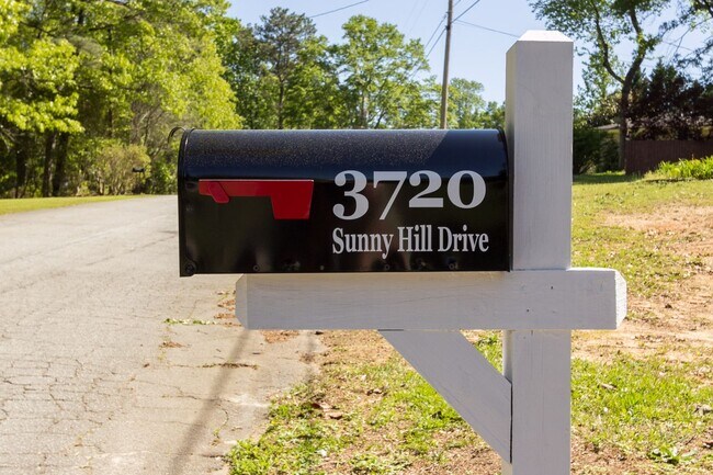 Building Photo - COMING SOON - 3 Bedroom 2 Bathroom Open Floorplan