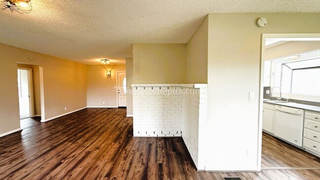Building Photo - Lovely 3BD|1BA Home in Oregon City w/Basem...