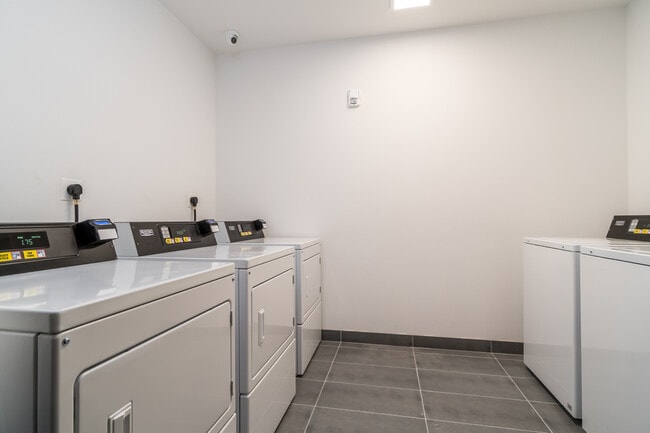 Building Photo - 6122 HUDSON Ave