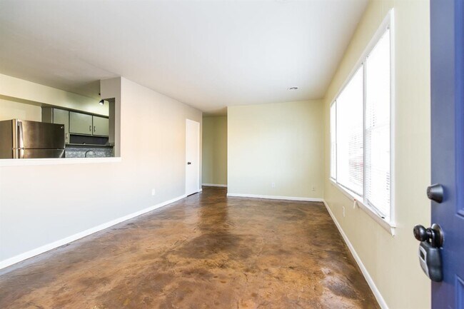 Building Photo - 1601 Alexandria Dr