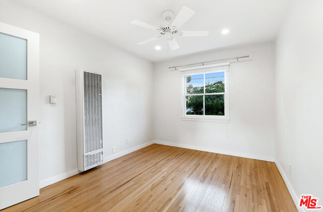 Building Photo - 625 1/2 Westmount Dr-