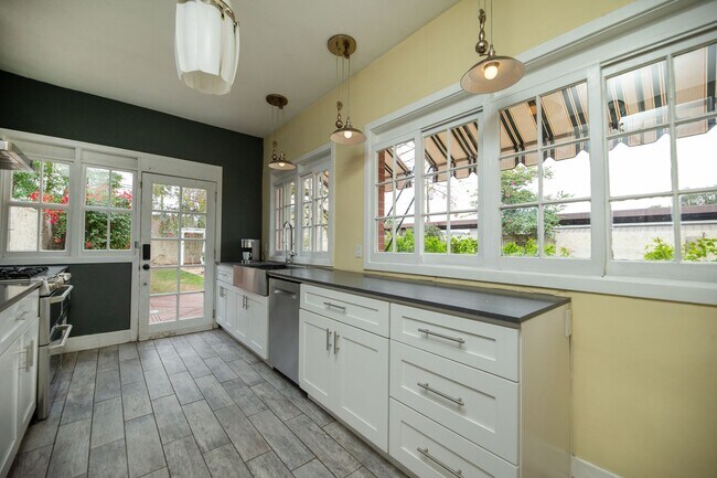 Building Photo - WONDERFUL HISTORIC 5 BED 3 BATH PROPERTY WITH CARRIAGE HOUSE