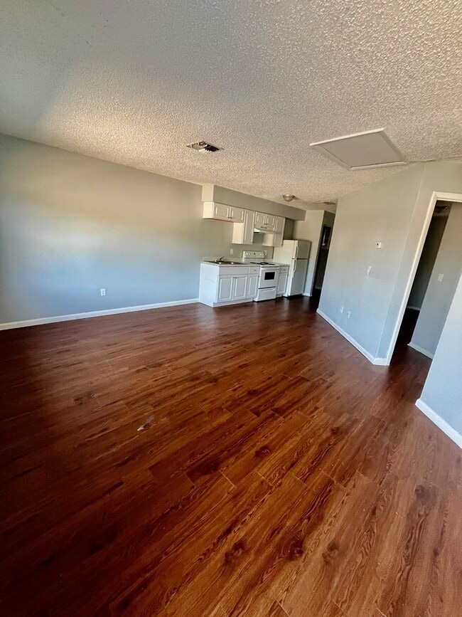 Building Photo - Spacious 2BR/1BA Conveniently Located Lakeland Duplex!