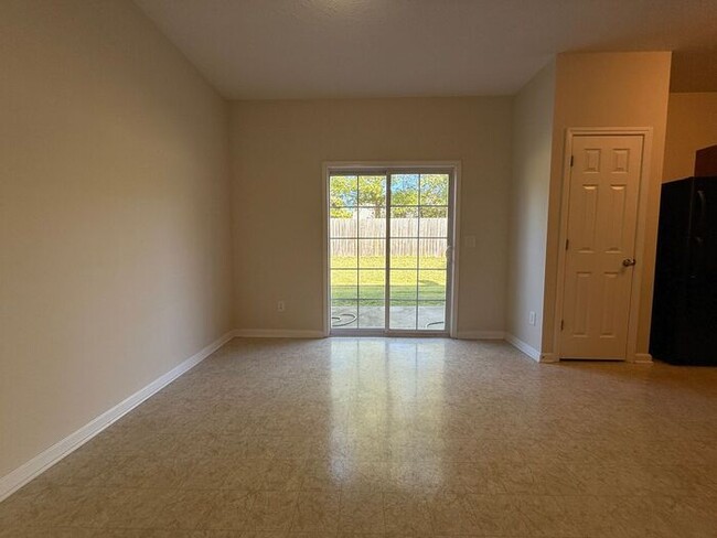 Building Photo - Brentwood - SPACIOUS 3 Bedroom Townhome in...