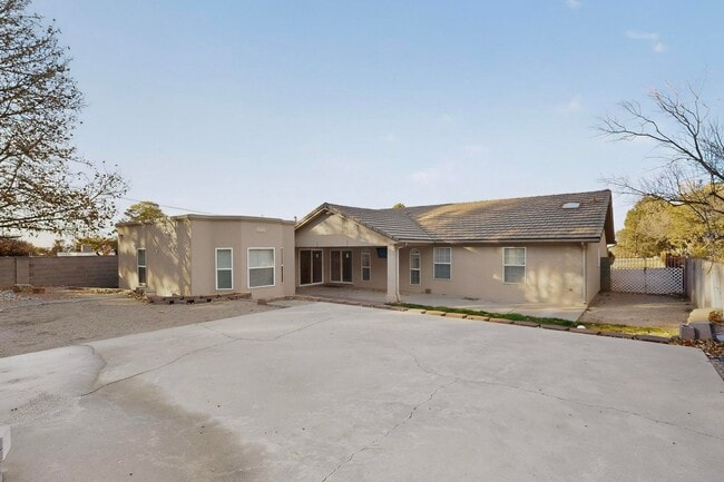 Building Photo - Executive Rental