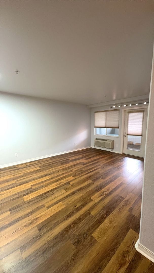 Building Photo - 352 N Promenade