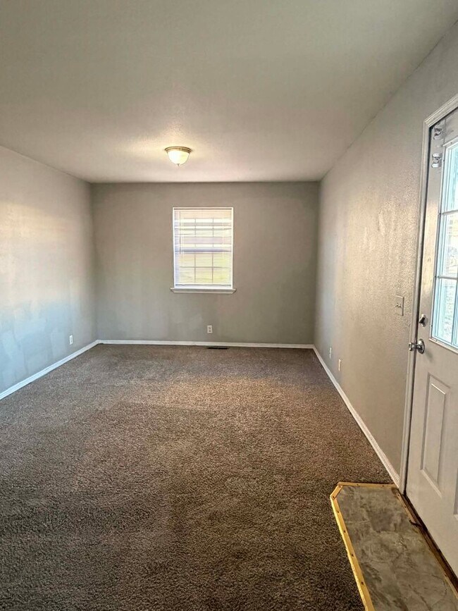 Building Photo - 2 Bedroom 1 Bathroom Ground floor unit close to MSSU! DOWNSTAIRS UNIT!!!