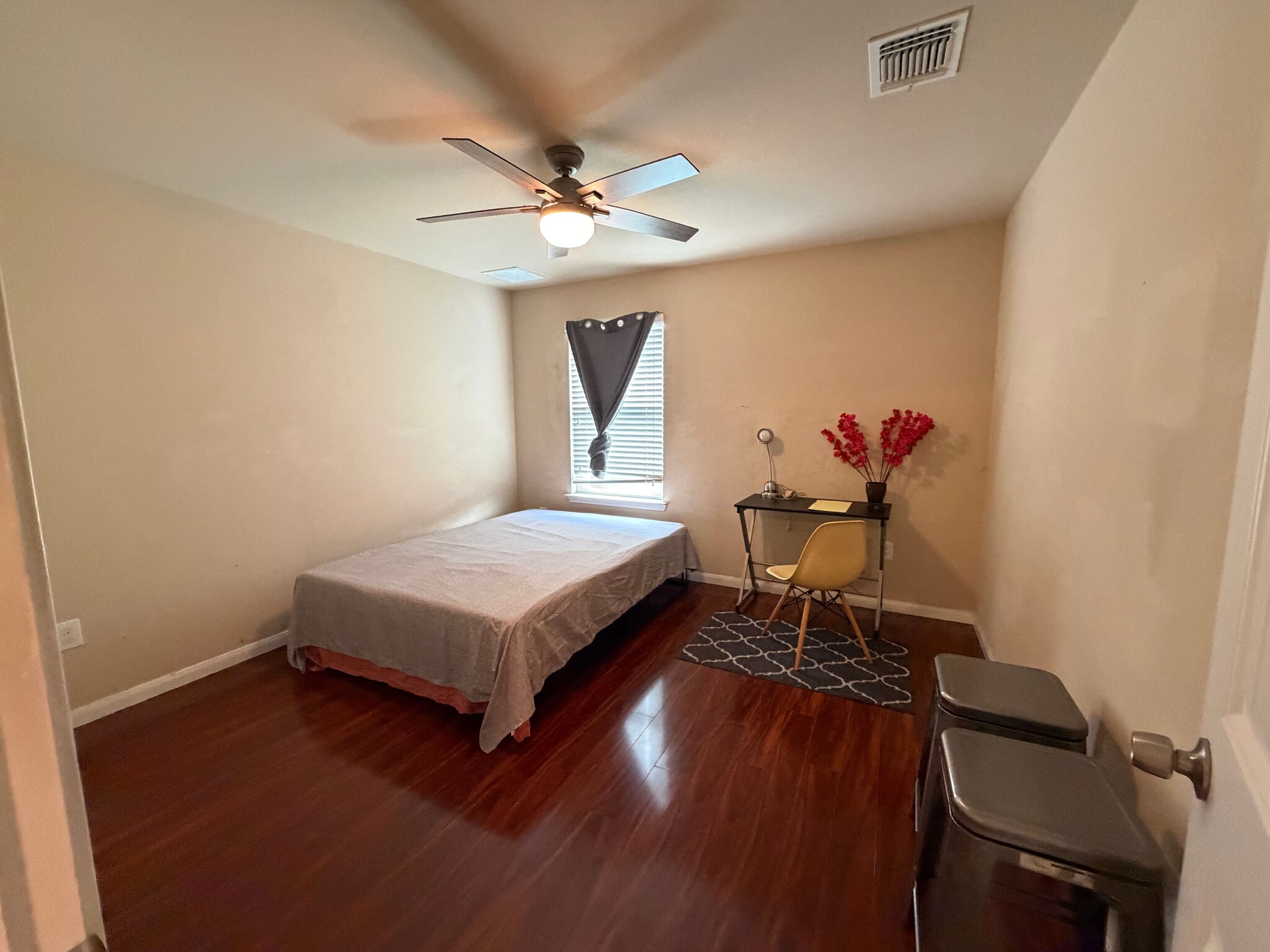 Building Photo - Room in House on Bettylou Ln