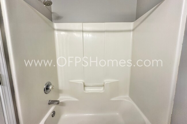 Building Photo - AVAILABLE NOW - Fort Walton Beach townhome!