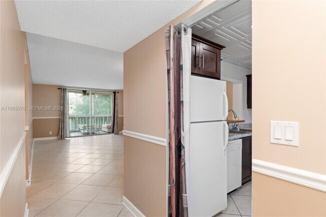 Building Photo - 301 NE 14th Ave