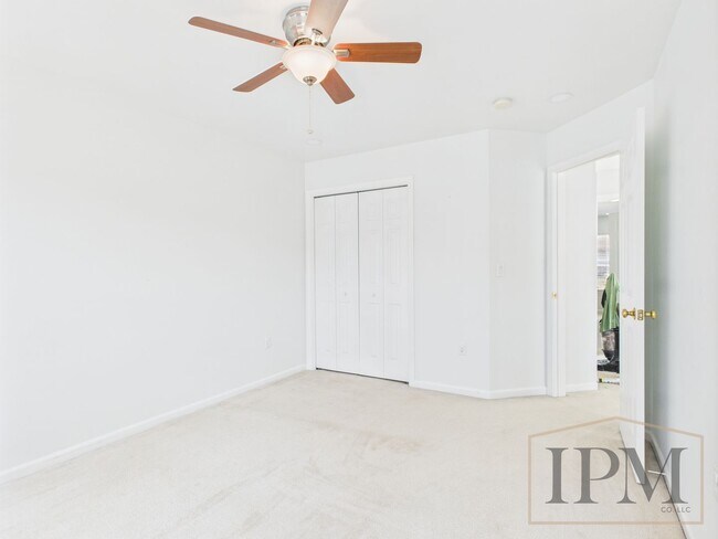 Building Photo - Beautiful 3 Bedroom End Unit in Highly Des...