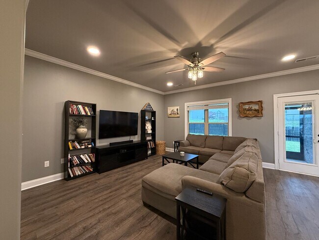 Building Photo - 2604 Etna Dr