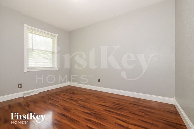 Building Photo - 5548 NE 58th St